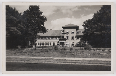 18182 Gezicht op het Kinderhuis Kinabu (Kinderen Naar Buiten, Amersfoortsestraat 123) te Soesterberg (gemeente Soest).